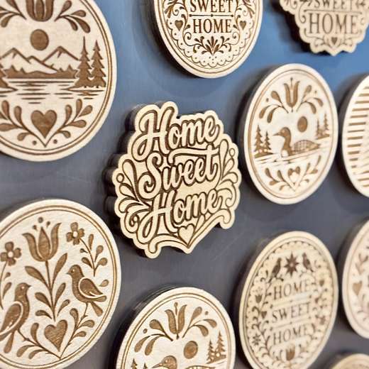 Collection d'aimants en bois gravés, motifs variés
