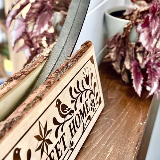 Enseigne en bois avec écorce naturelle sur manteau de cheminée