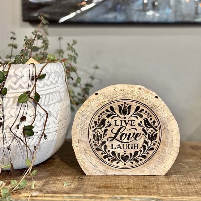 Rondin de bois gravé avec écorce, Live Love Laugh