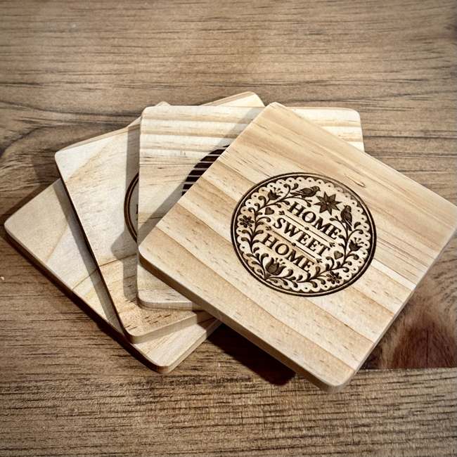 Sous-verres carrés en bois gravés, motifs lac et forêt