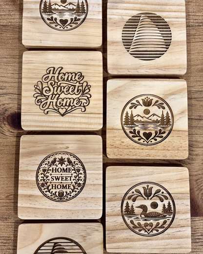 Sous-verres en bois empilés, motifs assortis